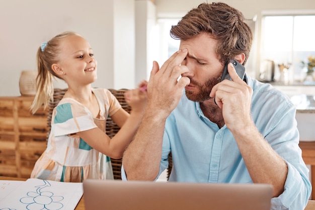 Stresowy ból głowy i ojciec podczas rozmowy telefonicznej z dzieckiem i pracy w domu lub zdalnie Niepokój przygnębiony lub zestresowany niezależny tata wypalenie zawodowe mężczyzna próbuje utrzymać równowagę między życiem zawodowym i prywatnym z dzieckiem