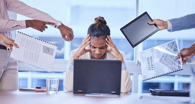 Zdjęcie stresujący ból głowy i kobieta biznesu z grupą ludzi do wielozadaniowości lub chaosu w biurze przytłoczony wypaleniem i pracownikiem korporacji odczuwającym presję związaną z przestrzeganiem przepisów przez zespół lub raportem