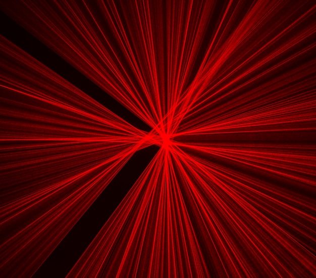 Streszczenie czerwone linie rysowane światłem na czarnym tle. Linie laserowe