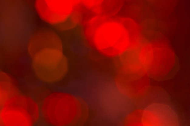 Zdjęcie streszczenie czerwone podświetlenie reflektora i świecidełka bokeh światła tła. obraz jest rozmazany .