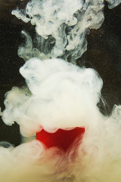 Zdjęcie streszczenie dymu w plamach wodnych.
