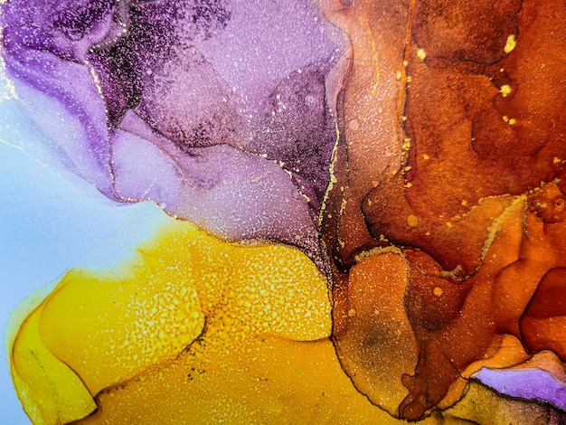 Streszczenie jasny błyszczący kolor płynnego tła ręcznie rysowane malarstwo alkoholowe ze złotymi smugami płynnego atramentu technika tekstury do projektowania tła