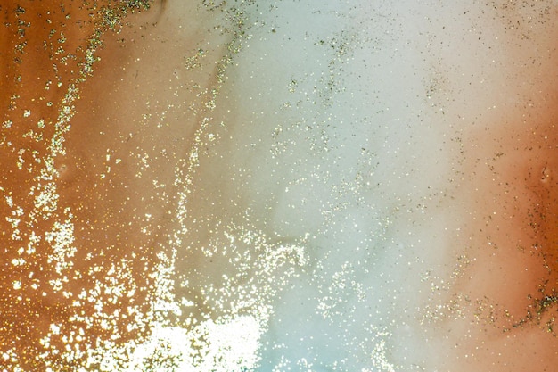 Streszczenie jasny błyszczący kolor płynnego tła ręcznie rysowane obraz alkoholowy ze złotymi smugami tekstury płynnego atramentu do projektowania tła w wysokiej rozdzielczości