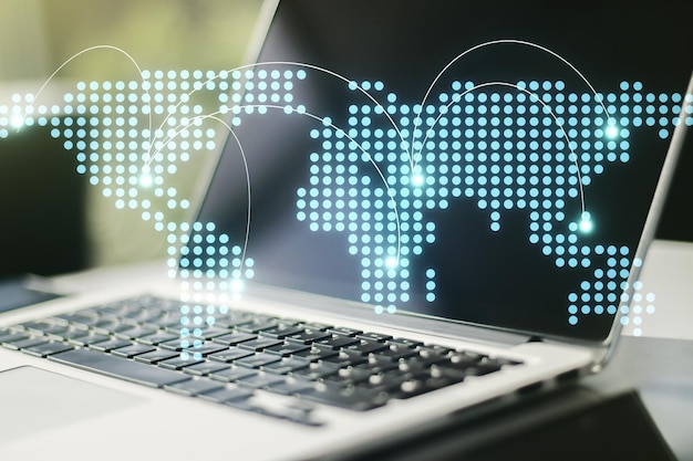 Streszczenie kreatywna mapa świata z połączeniami na tle nowoczesnego laptopa koncepcja handlu międzynarodowego Multiexposure