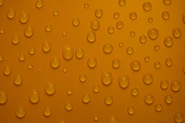 Streszczenie krople wody na pomarańczowym brązowym tle makro Pęcherzyki z bliska