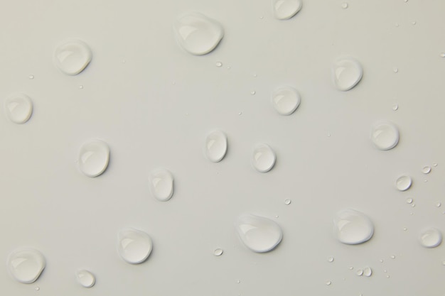 Streszczenie krople wody na szarym tle makro bąbelki z bliska