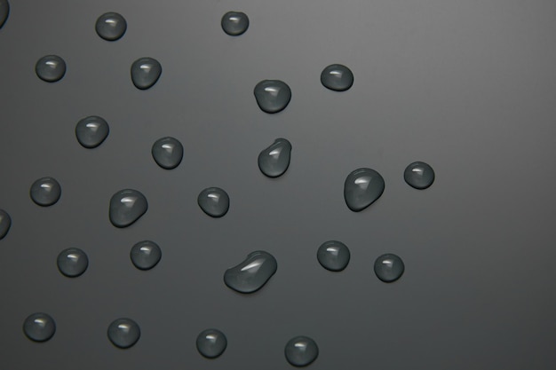 Zdjęcie streszczenie krople wody na szarym tle makro bąbelki z bliska