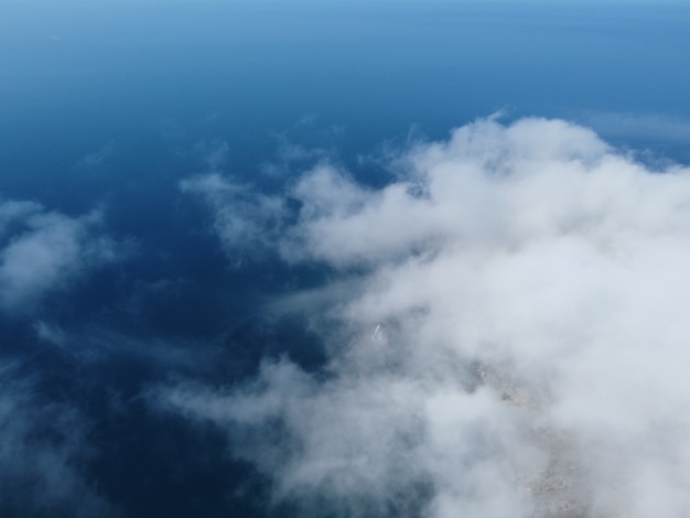 Streszczenie lotnicze natura lato ocean zachód słońca morze i niebo tło naturalne niebo z podpuchniętymi cumulusami