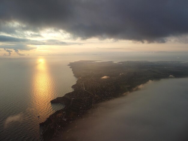 Streszczenie lotnicze natura lato ocean zachód słońca morze i niebo w tle Naturalne niebo z puffy Stratocumulus skład chmur Zastąpienie nieba dla kompozytów Wakacyjne wakacje i koncepcja rekreacyjna