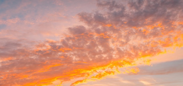 Streszczenie natura niebo, jasne kolorowe chmury, dramatyczny zachód słońca cloudscape. Meteorologia, niebo, spokój