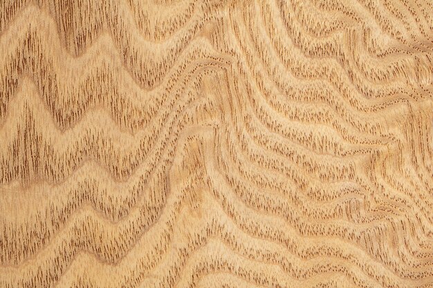 Streszczenie naturalne drewniane tło falista tekstura dębu przetartego wzdłuż pnia