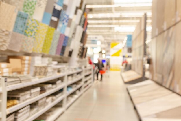 Streszczenie niewyraźne zdjęcie sklepu z materiałami w centrum handlowym z płytkami ceramicznymi