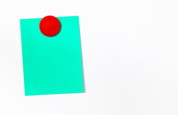 Streszczenie pusta karteczka samoprzylepna z czerwonym magnesem na białej tablicy walentynkowej wiadomości z życzeniami