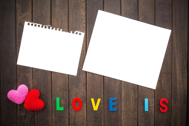 Streszczenie pusta notatka z czerwonym i różowym sercem na drutach na tle drewna valentine kartkę z życzeniami skopiować miejsce na dodanie wiadomości tekstowej z miłością