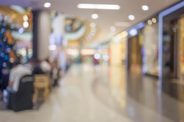 Streszczenie rozmycie obrazu ludzi chodzących w centrum handlowym lub hali wystawowej z bokeh do użycia w tle