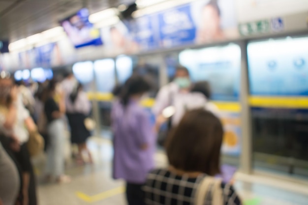 Streszczenie rozmycie obrazu ludzi chodzić w metrze