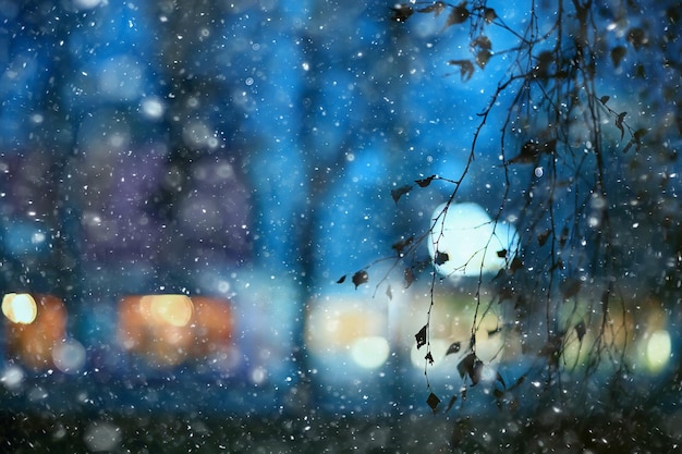 streszczenie śnieg niewyraźne tło światła miasta, ferie zimowe nowy rok
