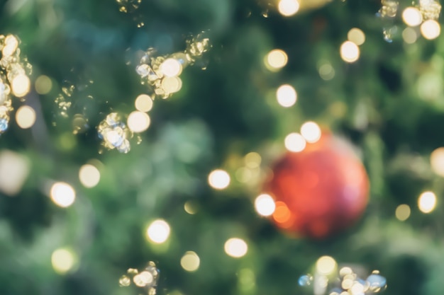 Streszczenie święta bożego narodzenia ze świątecznym złotym światłem bokeh na drzewie niewyraźne tło