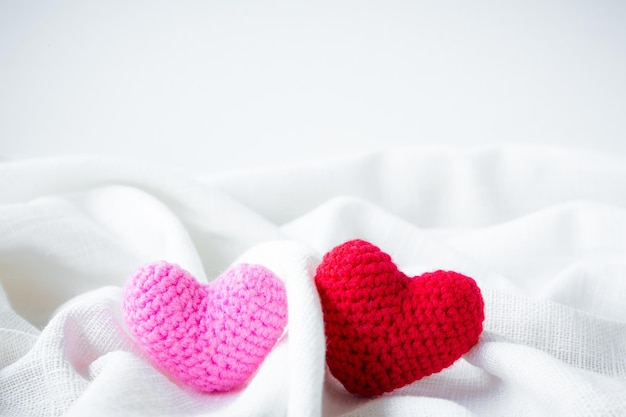 Streszczenie Walentynki Red Heart Knitting na białej tkaninie lnianej tekstury do projektowania graficznego ślubu lub dodać wiadomość tekstową Koncepcja miłości