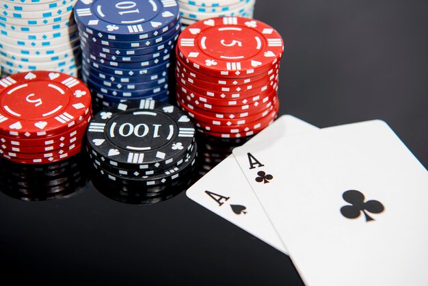 Streszczenie zdjęcie kasyna. Gra w pokera na czerwonym tle. Temat hazardu.