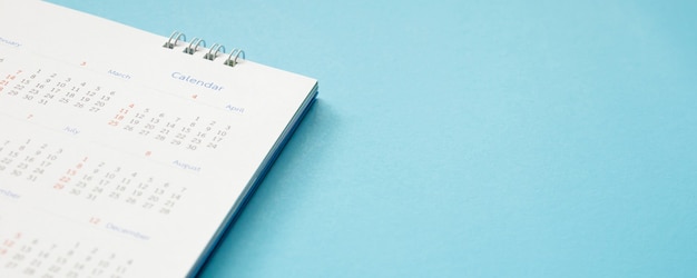 Strona kalendarza na niebieskim tle koncepcji spotkania planowania biznesowego
