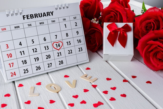 Strona kalendarza z czerwoną ręką napisany podkreślenie serca 14 lutego Saint Valentines day