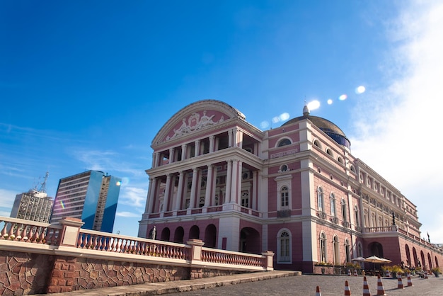 Strona Teatru Amazonas z niebem w tle Historyczny pomnik w mieście Manaus B