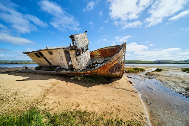 Strona wspaniałego wraku statku point reyes na piaszczystych plażach kalifornii