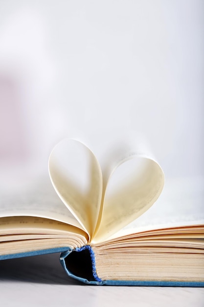 Strony książki zakrzywione w kształcie serca, z bliska