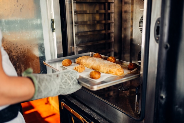 Strudel jabłkowy na blasze do pieczenia w piekarniku