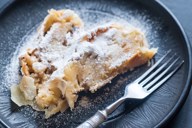 Strudel jabłkowy na talerzu