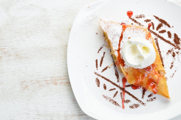 Strudel jabłkowy z lodami. Widok z góry. Wolne miejsce na Twój tekst.