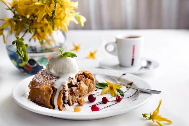 Zdjęcie strudel jabłkowy z lodami