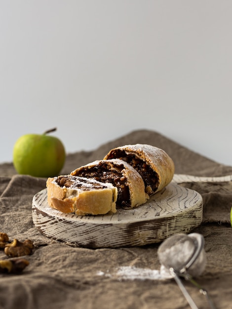 Strudel Jabłkowy Z Orzechami Włoskimi Na Jasnym Tle