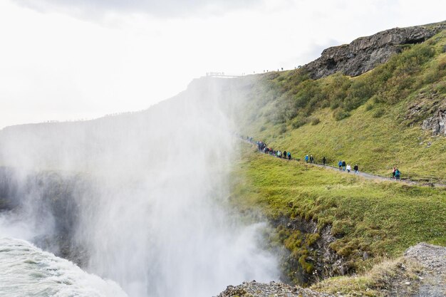 Strumień wody z wodospadu Gullfoss w kanionie