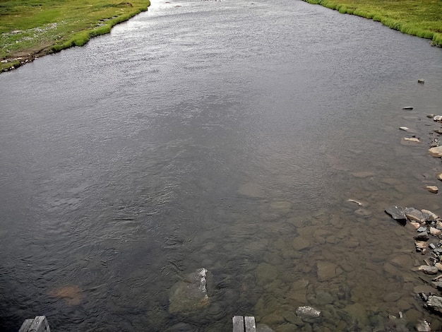 Zdjęcie strumienie wody w małej rzece przepływ wody