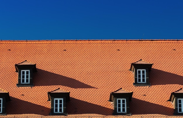 Strych Z Oknami Xix-wiecznego Budynku We Wrocławiu, Polska