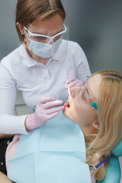 Strzał pionowy widok z góry dentysty leczenia zębów pacjentki