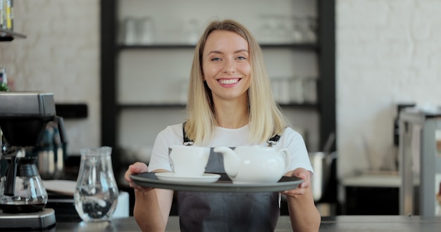 Strzał Portret Młodej Pięknej Kobiety Barmanów Trzymając Filiżanki Kawy Na Tle Ekspresu Do Kawy. Usługa, Koncepcja Biznesowa.