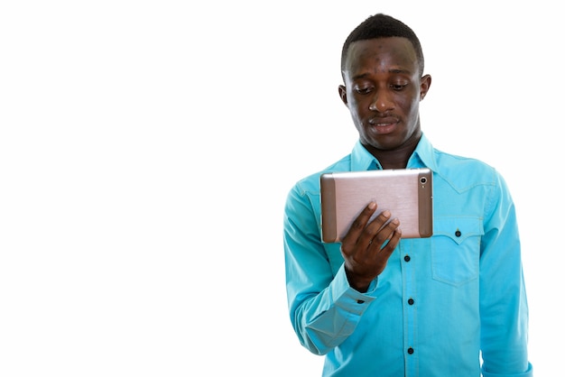 Strzał studio młody czarny człowiek Afryki za pomocą cyfrowego tabletu