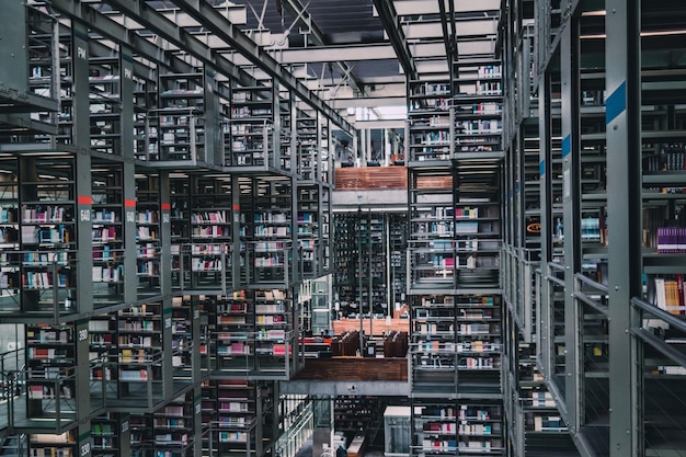 Zdjęcie strzał zbliżenie półki na książki biblioteki vasconcelos, meksyk