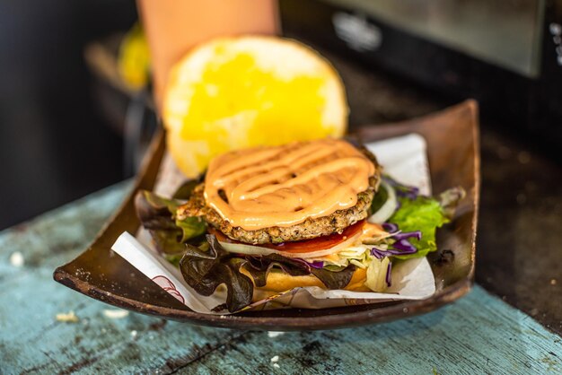 Strzał zbliżenie pyszne smaczne pyszne domowe śniadanie soczysty pasztecik grillowany cheeseburger wołowy