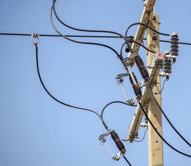 Strzał zbliżenie słup elektryczny na czystym niebie