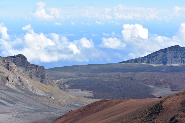 Strzał zbliżenie tarczy wulkanu Maui z panoramicznym skalistym krajobrazem wulkanicznym