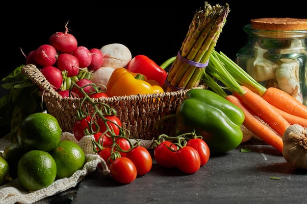Zdjęcie strzał zbliżenie warzyw w koszu. kolorowe warzywa, w tym pomidory, papryka i marchewka