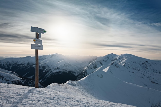 Strzałka drogowskaz w Tatrach, Zakopane, Polska. Zimowy słoneczny dzień w górach.