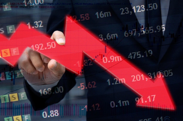 Zdjęcie strzałka w dół spadek cen nieruchomości wyświetlacz czerwonej elektronicznej tablicy giełdowej