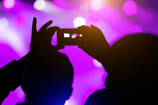 Strzelanie na koncert festiwalu smartfona niewyraźne tło bokeh sceny muzycznej do projektowania