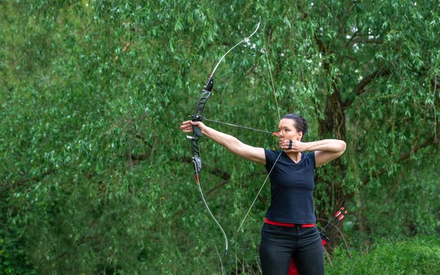 Strzelanie Z łuku W Przyrodzie, łucznictwo Sportowe. Kopia Przestrzeń