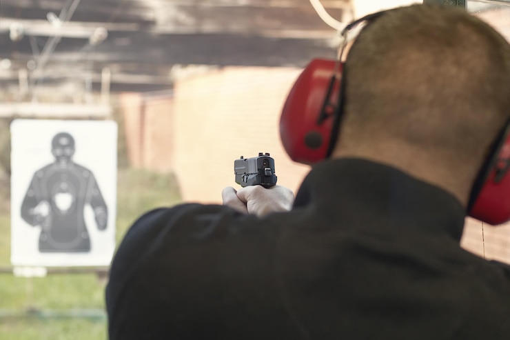 Zdjęcie strzelanie z pistoletu pistolet mający człowieka w strzelnicy